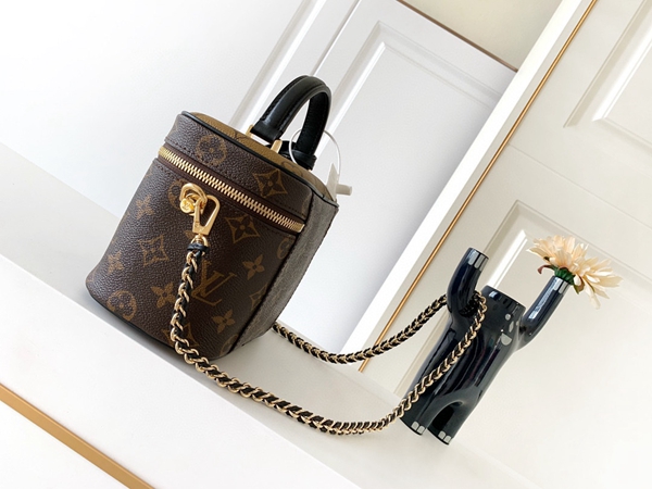 ルイヴィトンバッグ背面デザイン